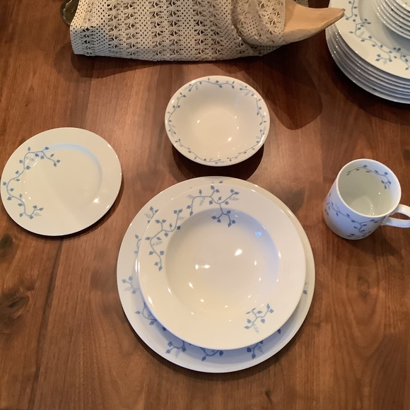 BNWT Bridget Dobson climbing creeper blue pattern 6 piece dinner service for 8 - Picture 1 of 6